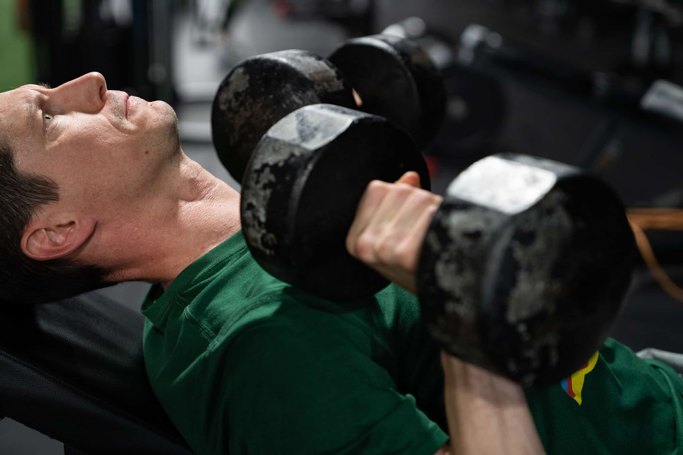 A member of Beyond Strength using RIR to figure out weight selection during a class in Sterling VA.